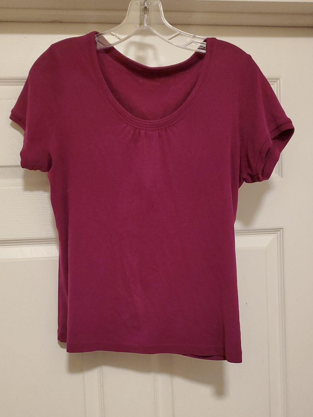 Women’s Short Sleeve Scoop Neck Tee in Plum